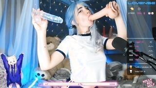 Tini csaj két műdákót szop