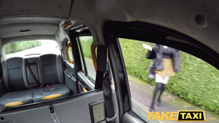 Fake Taxi - Szoknyás tini lány a taxissal kefél