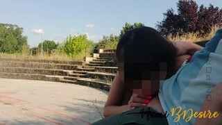 Amatőr latin amerikai háziasszony a szabadban kefél