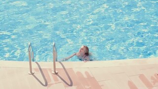 Bikinis szöszi kiveri a dákót