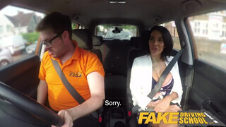 Fake Driving School gecivel megöntözött suna az oktató kocsijában