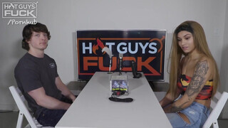 Kolumbiai tini lány és a sportos manus - Hot Guys Fuck
