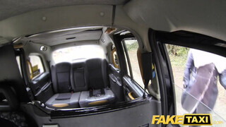Tetovált ribancok popóba dugva - Fake Taxi