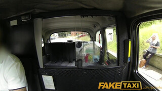 Faketaxi - szőrös pinájú milf csajszi szexel egyet