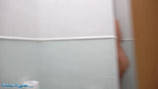 Kapuzsaru a WCben kúrja meg a bögyös sunát