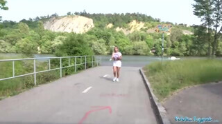 Public Agent - Méretes keblű formás seggű csaj