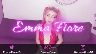 Emma Fiore méretes dildókat nyom a popsijába