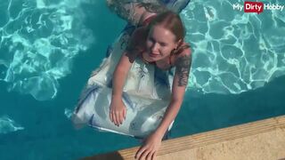 Emma wolf a tüzes lány aki a medencében dug vadul