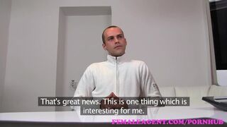 Gyönyörű milf ügynök teszteli a durva férfit
