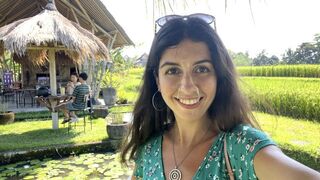 Tini kiscsaj spermaarcú carbonaraevéssel a nyilvános kávézóban