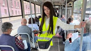 Buszvezető lány megváltoztatja az életét és megdugja az utast