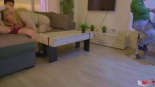 Mostohaanya cidázza a nevelő fia farkát és fenékbe kefélik a férje háta mögött