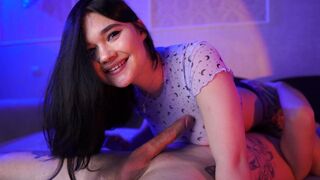 Kéjesen nyög és vonaglik a szenvedélyes dugás közben