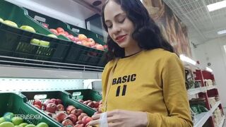 Meghívok egy idegen kis csajt a piacról, és vad dugás lesz belőle