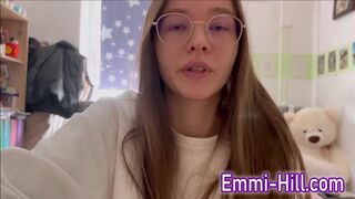 Tini kurva keményen ujjazza magát és spriccel!