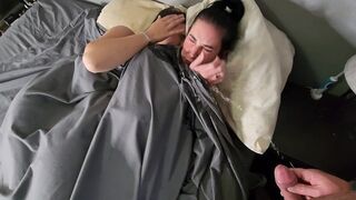Kettő kicsike kannás néger hajú lányra pisil az ágyban majd pisi áztatta bugyijukban csókolóznak
