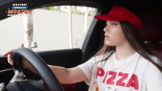 Késésért megbasztam a pizzás lányt, és egy nagy beleélvezéssel jutalmaztam a punciját