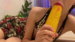 Kicsike nika hardcore anál játéka étellel 4k-ban