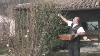Bombázó világos szőke tini amatőr fenékbe rakva és szájba spriccelve méretes farasszal